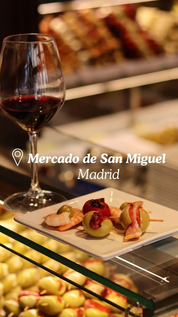 📍Madrid, Mercado de San Miguel 

Burası Avrupa’nın en iyi food marketi (kaynak: ben) 
Yani eğer siz de deniz ürünü çok seviyorsanız ve dev porsiyonlar yerine birçok şeyden denemeyi tercih ediyosanız siz de bayılacaksınız. 

Epey canlı ve kalabalık oluyor, öyle oturup çok zaman geçireyim yerinden ziyade, dolanıp beğendiğiniz şeyleri ayakta atıştırmalık bir yer. 

🦐 benim favorim şu zeytinli karides şiş ve çeşitli peynirlerin olduğu minik atıştırmalıklar 🫠