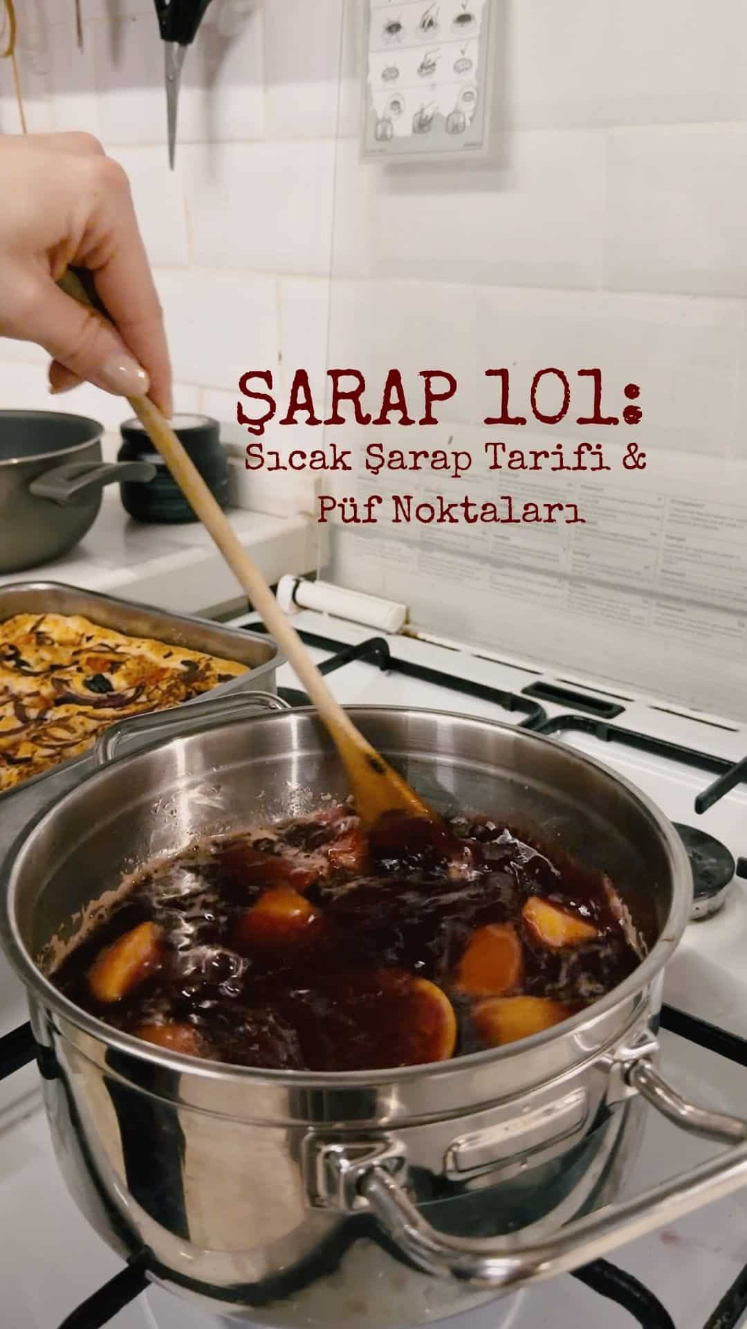 Şarap 101: Sıcak Şarap 🍷

Evde yaptığım sıcak şarap tarifi — aslında püf noktası şarabı kaynatmamak ve aromayı meyve şurubundan almak. 

Meyve şurubu için:

1 ayva

1 elma

1 portakalın suyu ve kabuğu (kabuğa birkaç karanfil batırıp ekliyorum)

1 limonun suyu

1 su bardağı su

½ – ¾ su bardağı esmer şeker (damak tadına göre)

1 kabuk tarçın

yaklaşık 10 adet karanfil

isteğe bağlı: yıldız anason (aroması keskin, az kullanın)

🍷Tüm şurup malzemelerini tencereye alıp 20–30 dakika, mutfak tamamen meyve ve baharat kokana kadar kaynatın.

Ardından:

1 şişe kırmızı şarap ekleyin
Kaynatmıyoruz — sadece ısıtıyoruz. Hafif buhar çıkması yeterli.

En son altını kapattıktan sonra:

30–60 ml distile içki (isteğe bağlı)

Brendi ve viski aromayı zenginleştirir;
votka veya rom daha çok gövde ve sıcaklık hissi katar.

10–15 dakika dinlendirin, sonra servis edin.
(Bu arada içinde kalan ayva ve elma bekledikçe tatlı gibi oluyor, mutlaka deneyin.)

Afiyet olsun 🍷